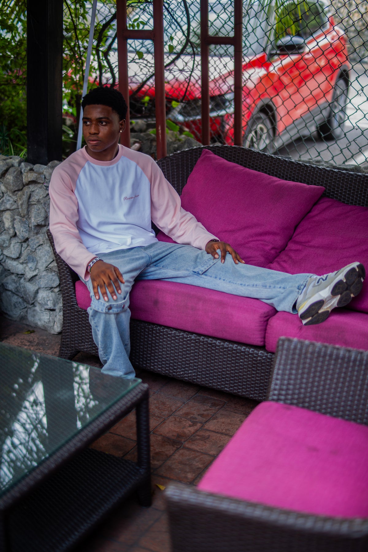 White Peach Longsleeve getragen auf einem Sofa im Freien