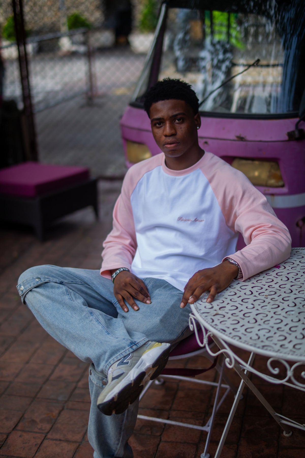 White Peach Longsleeve beim Shooting im Café