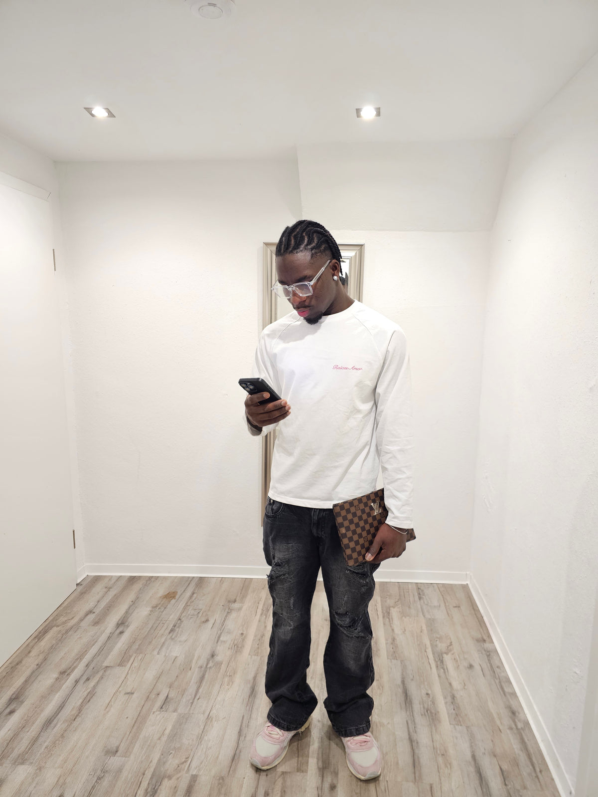 Weißes Raices Amor Longsleeve im Spiegel-Outfit