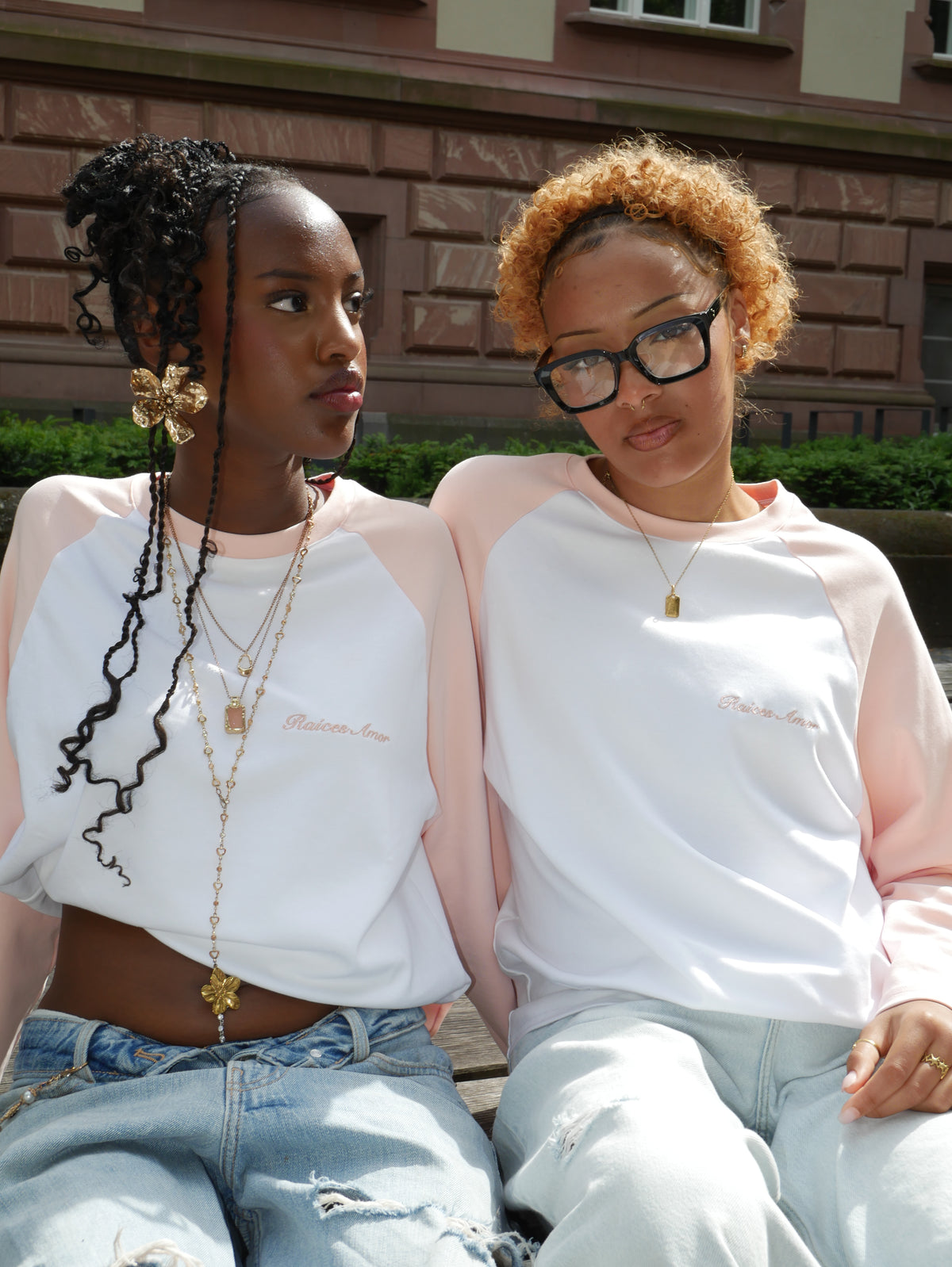 Zwei Models tragen das originale White Peach Longsleeve von Raices Amor